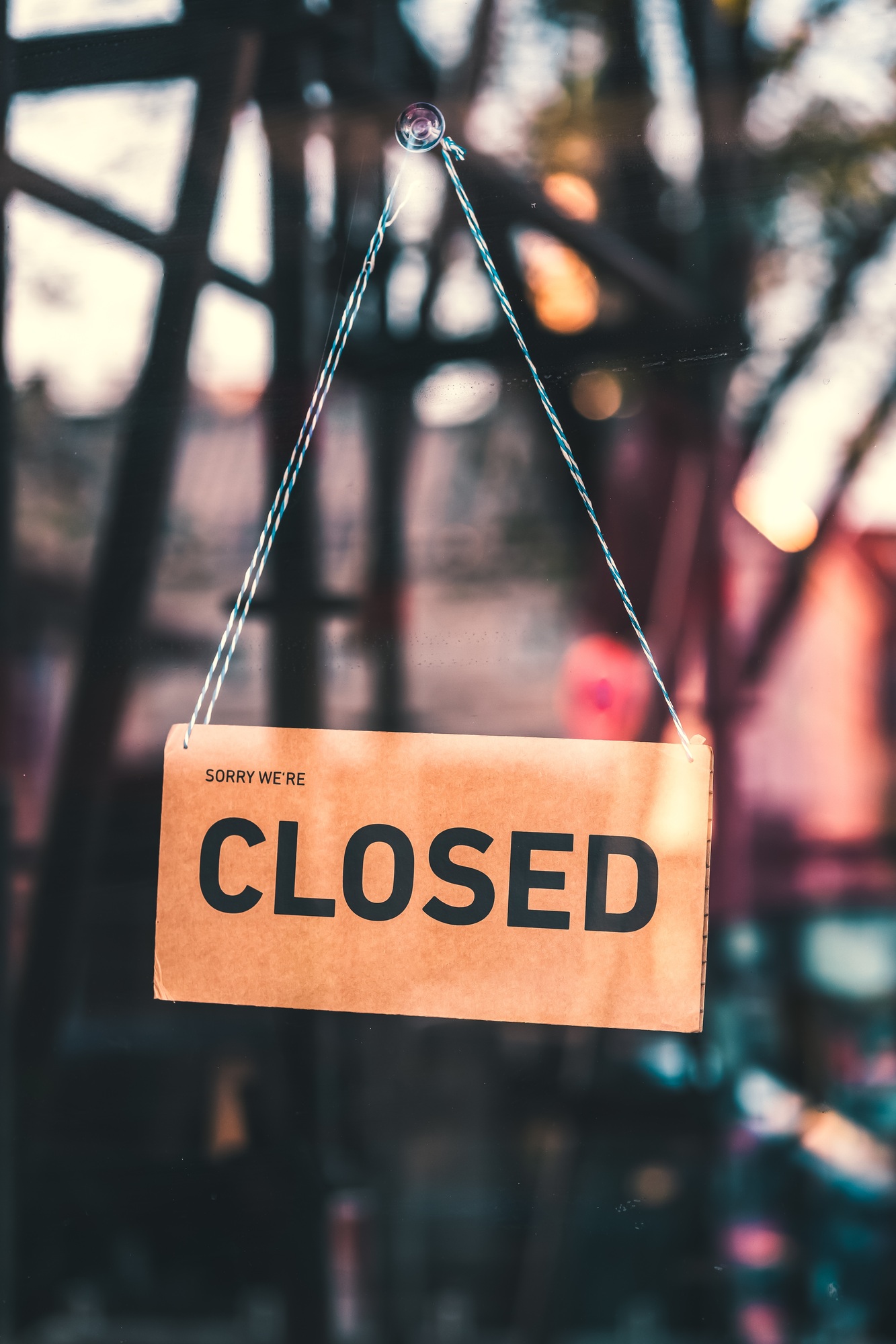 A sign that says "Sorry, we're closed". Shops in Munich closed